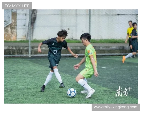 球星与小球迷在绿茵场上共同追梦温馨互动打造足球梦想的奇妙时刻 球星与小球迷在绿茵场上共同追梦温馨互动打造足球梦想的奇妙时刻